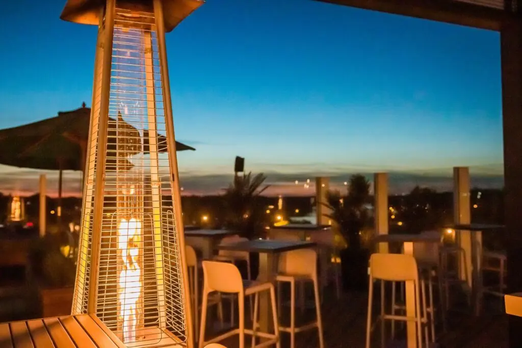 La terrasse sur le toit, en soirée